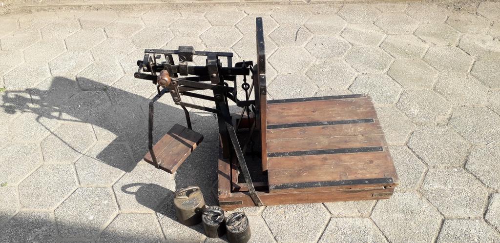 Bascule met gewichten  (antiek), Antiek en Kunst, Antiek | Gereedschap en Instrumenten, Ophalen