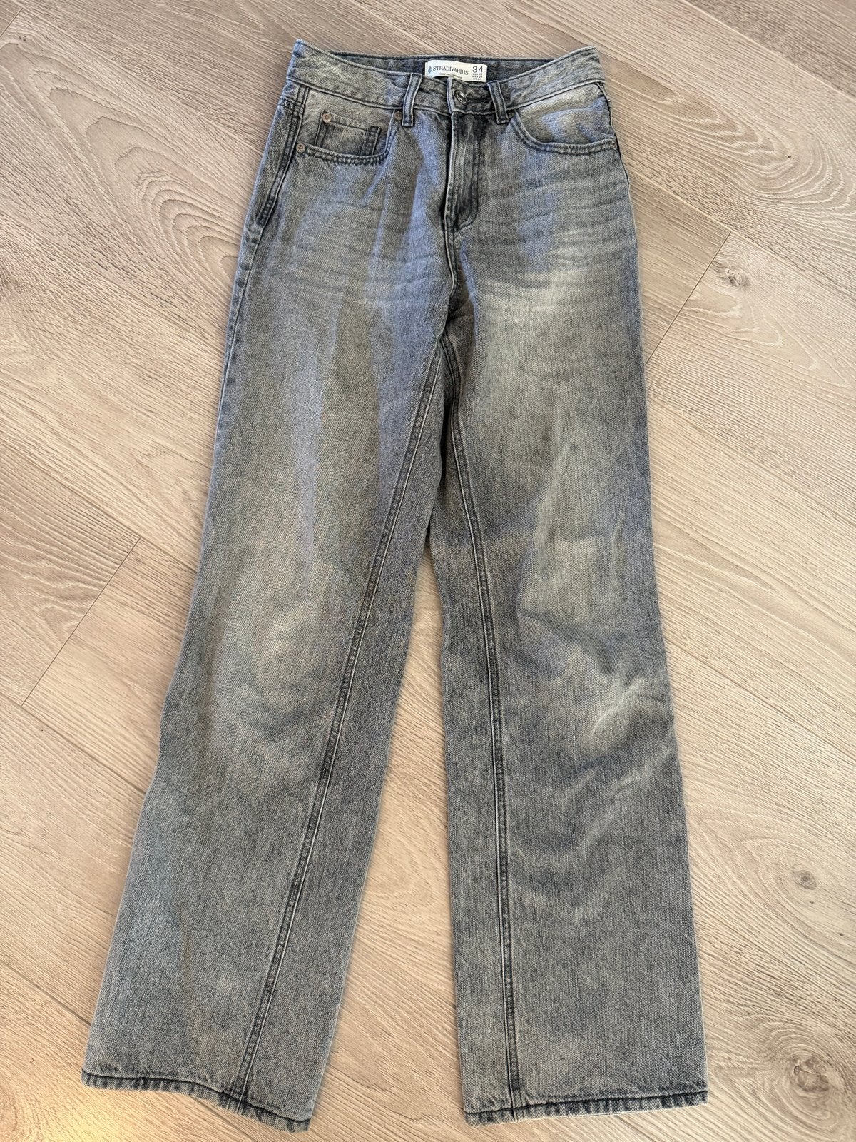 Stradivarius jeans maat 34, Kleding | Dames, Ophalen of Verzenden, Zo goed als nieuw, Grijs, W27 (confectie 34) of kleiner