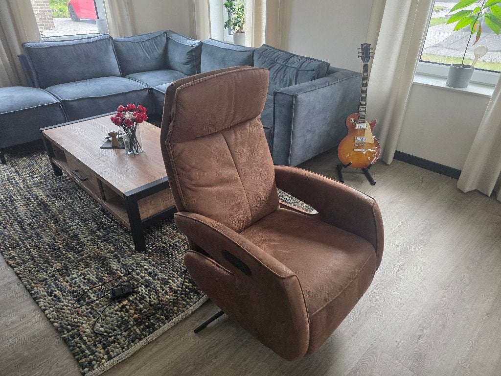 Nieuwe Relaxfauteuil Niland - Cognac - Elektrisch + Accu, Ophalen, Minder dan 75 cm, Nieuw, Superlekker zittende stoel