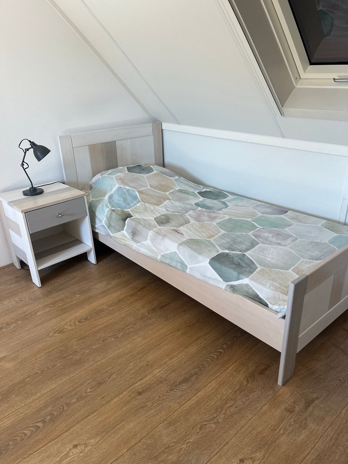 Complete Slaapkamer Set: Bed, Nachtkastje en Kledingkast, Huis en Inrichting, Ophalen, Zo goed als nieuw, Eenpersoons