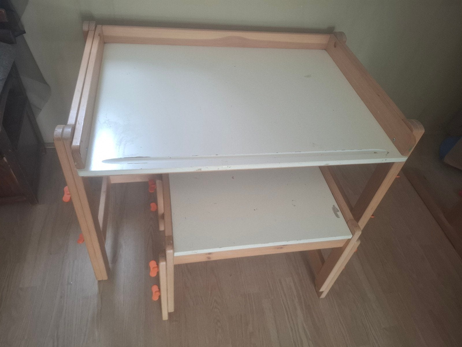 Ikea houten kinderbureau met bankje verstelbaar in hoogte, Huis en Inrichting, Bureaus, Ophalen, Opbergruimte, Gebruikt, Hout