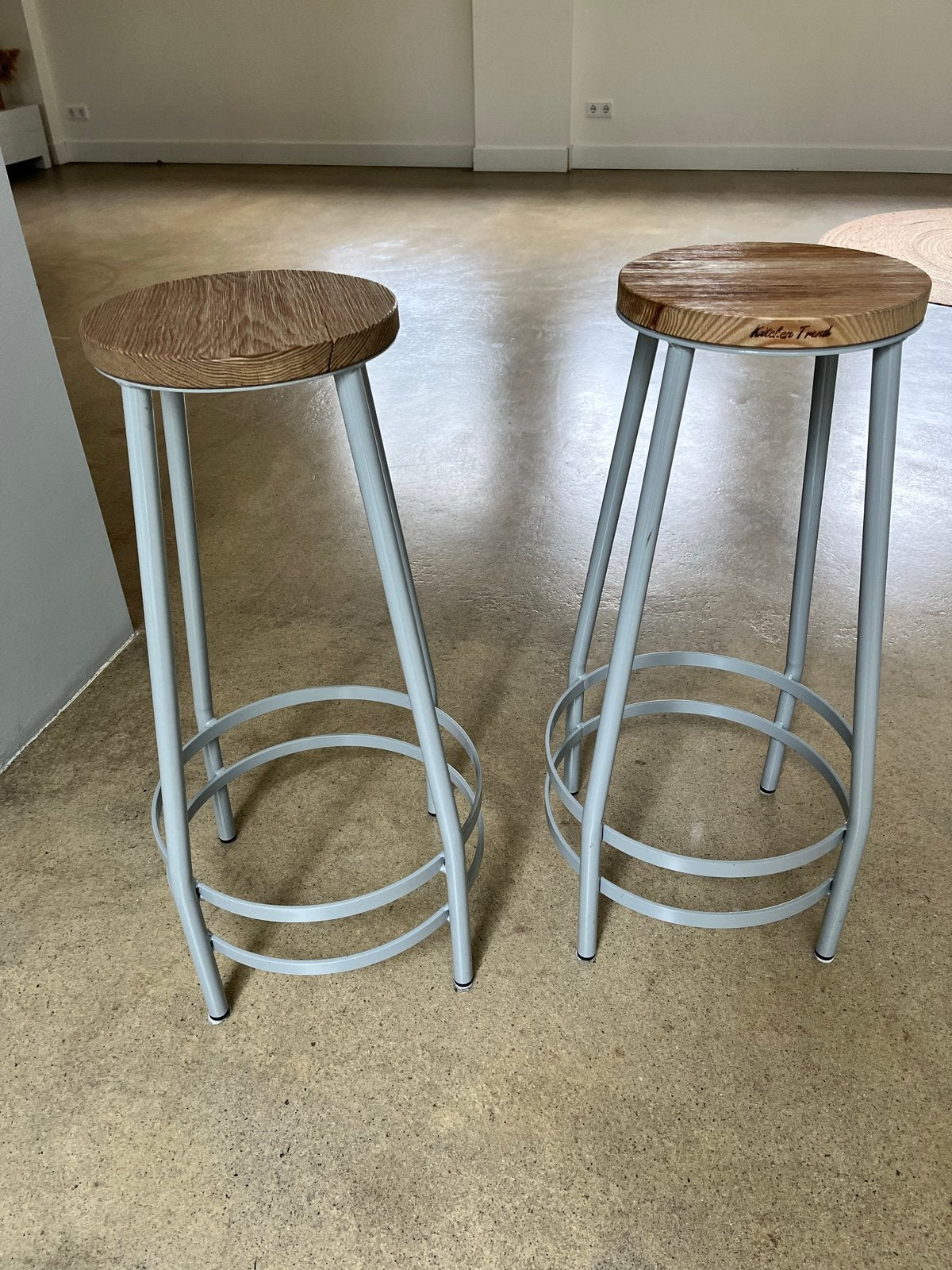 Set van 2 barkrukken met houten zitting en metalen onderstel, Ophalen, Gebruikt, Met voetsteun, 60 tot 90 cm