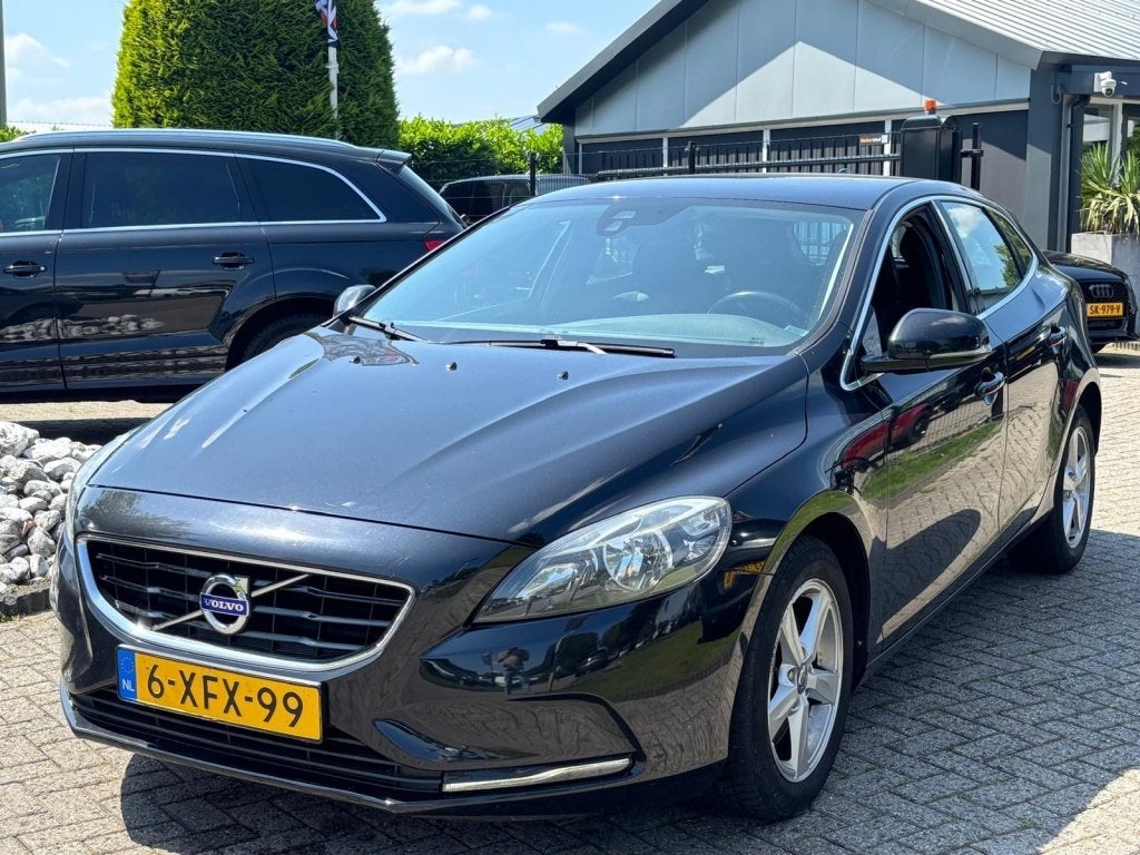 Volvo V40 2.0 D4 Momentum Zwart 2014 Trekhaak (bj 2014), Auto's, Volvo, Voorwielaandrijving, Euro 5, Gebruikt, 4 cilinders