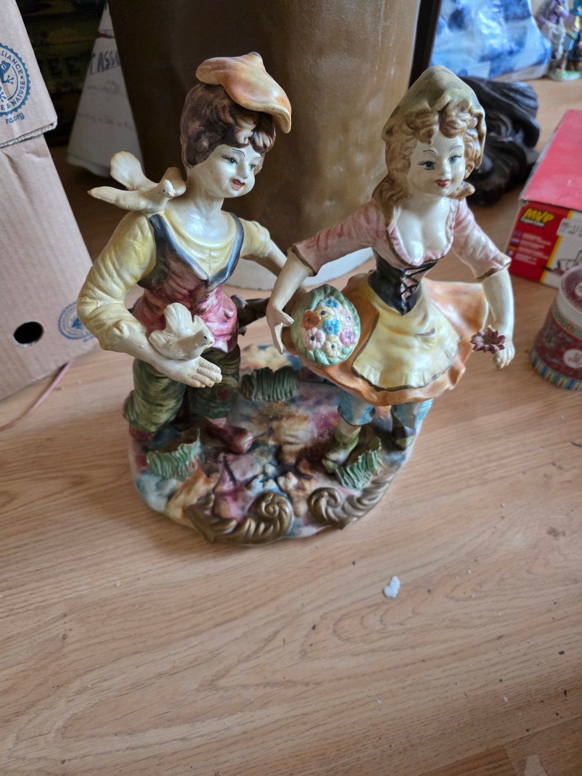 Capodimonte Beeldje: Romantisch Paar met Bloemen, Ophalen of Verzenden