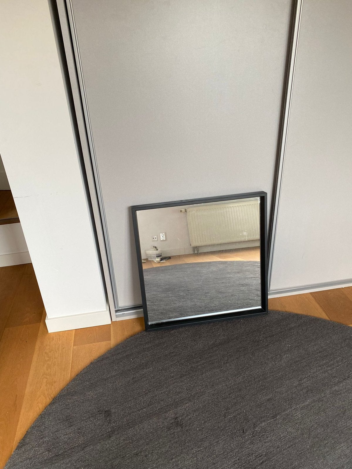 IKEA NISSEDAL spiegel zwart – 65 x 65 cm, Huis en Inrichting, Woonaccessoires | Spiegels, Ophalen, Zo goed als nieuw, Minder dan 100 cm