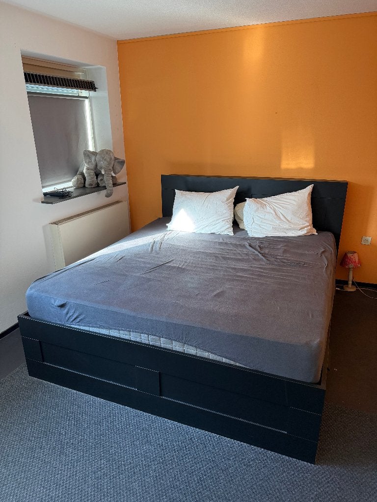 2p bed + matras (+ opberglades en vakken), Ophalen, Gebruikt, Zwart, Tweepersoons