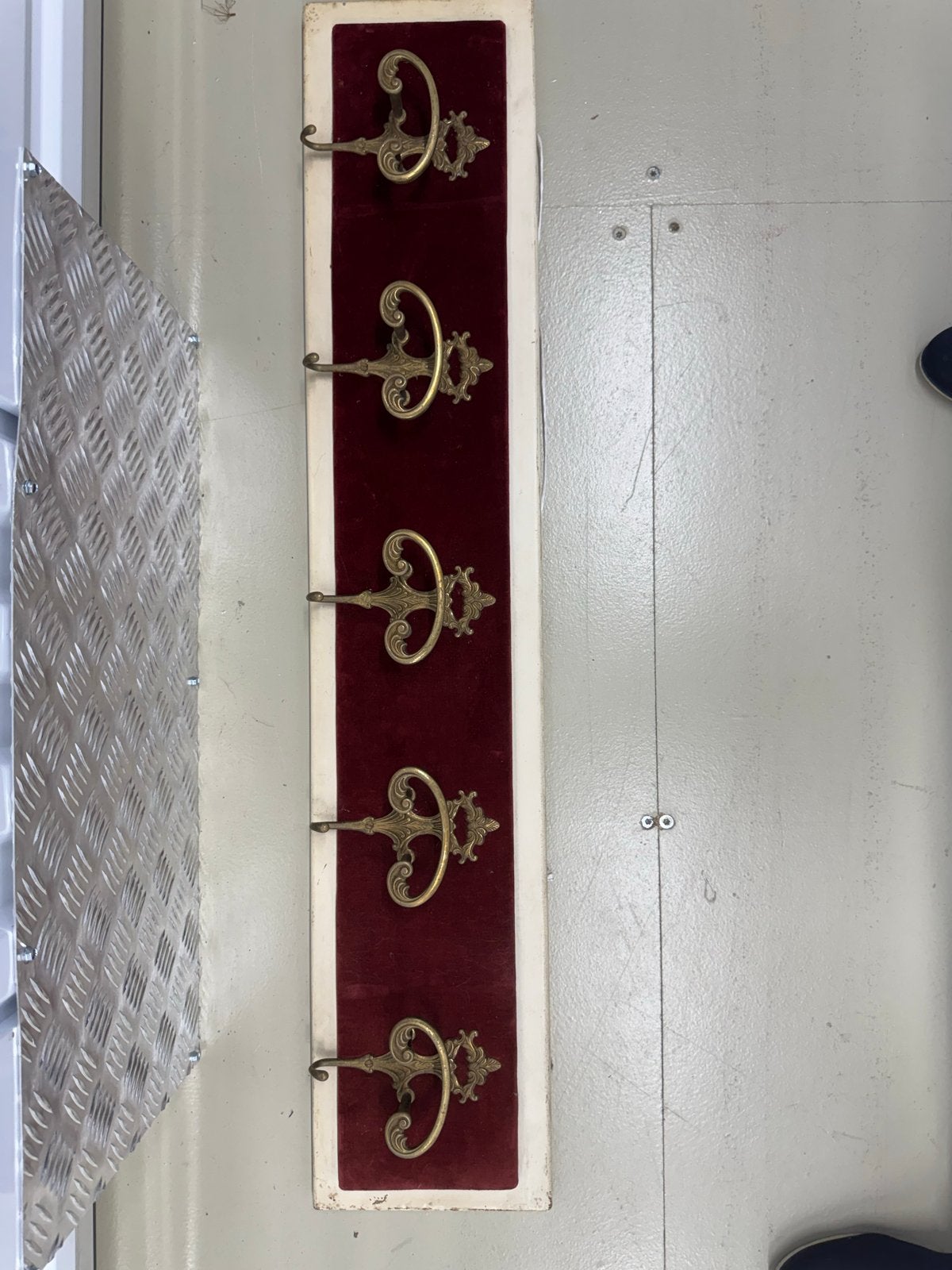 Vintage wandkapstok met 5 messing haken op rood fluweel, Wandkapstok, Gebruikt, Ophalen of Verzenden, Minder dan 100 cm