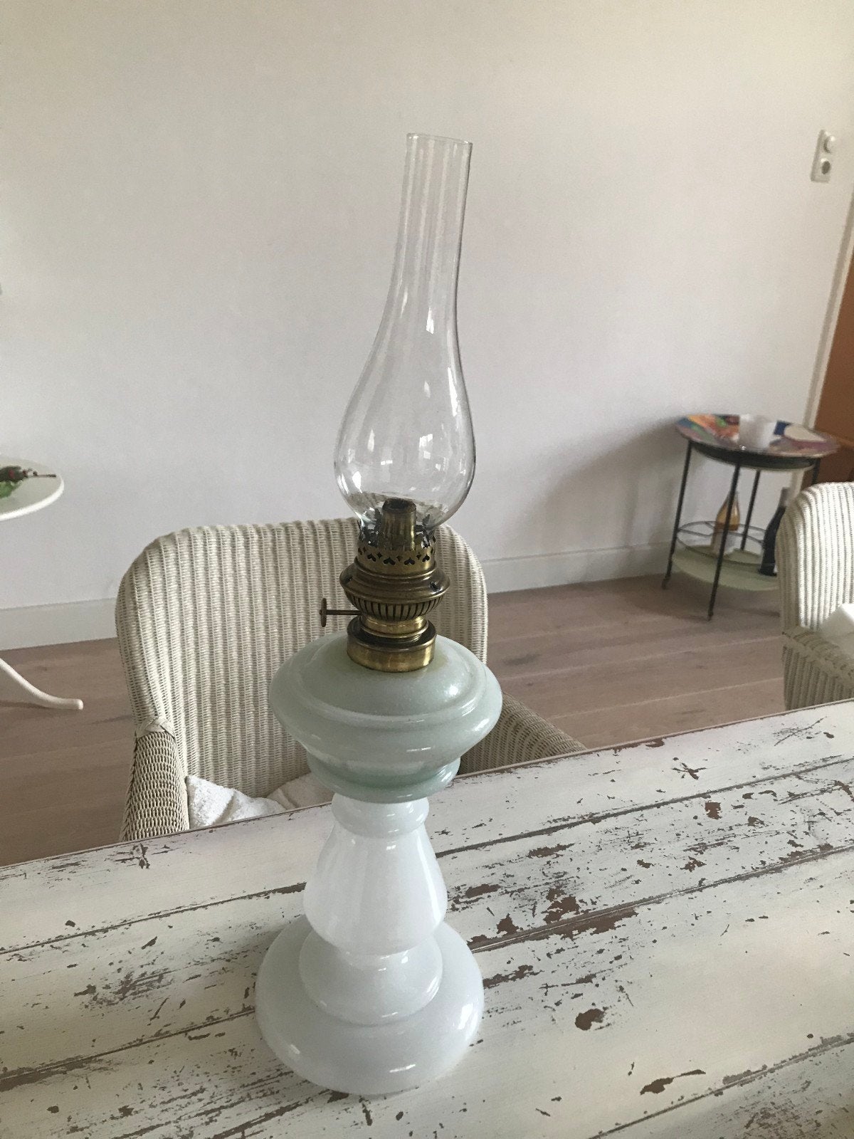 Antieke olielamp van opaline glas, Ophalen