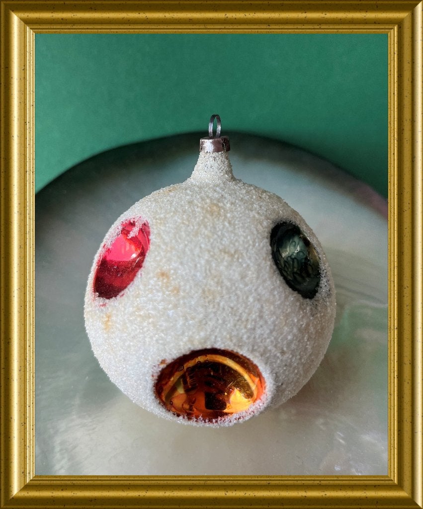 Oude kerstbal (nr 4) : witte bol met gekleurde deuken, Diversen, Gebruikt, ., Ophalen of Verzenden, .