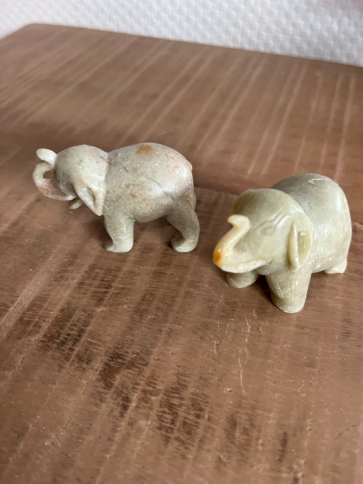 Twee handgesneden olifantjes van speksteen, Ophalen of Verzenden, Gebruikt, Dier