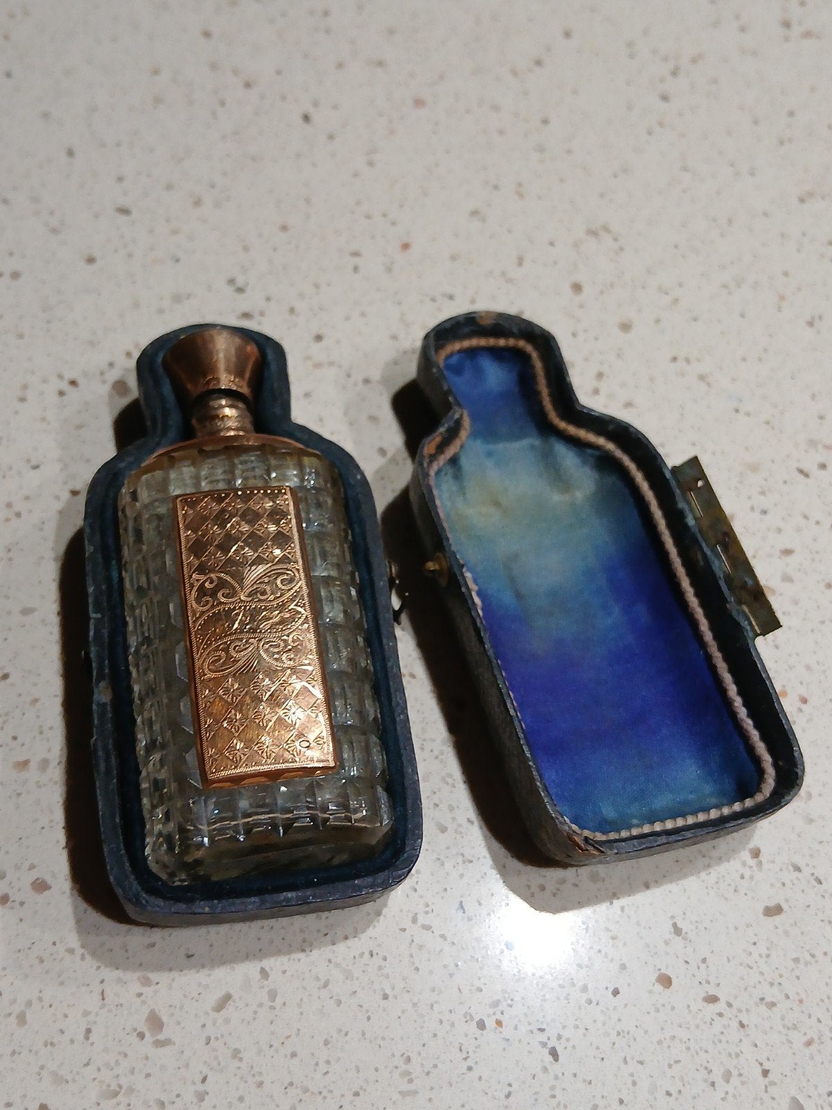 Antiek kristallen parfumflesje met gouden dop en plaatje, Ophalen of Verzenden
