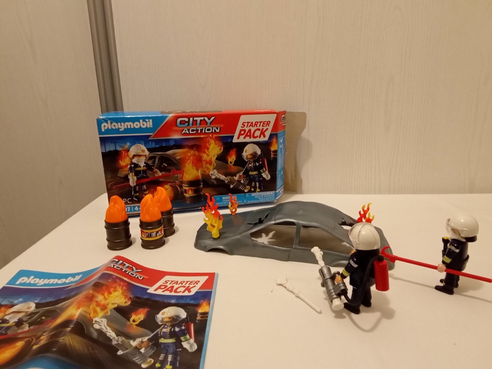 Playmobil 70907 brandend autowrak compleet met doos en boekj, Complete set, Ophalen of Verzenden, Zo goed als nieuw, City action