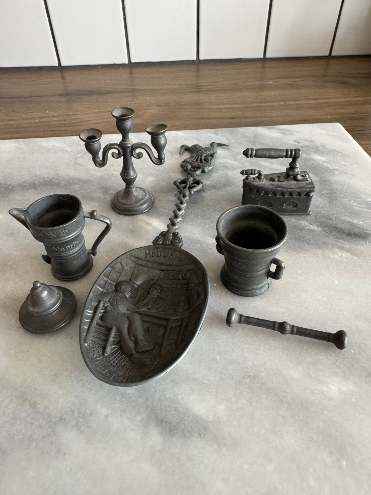Tinnen miniatuurtjes., Ophalen