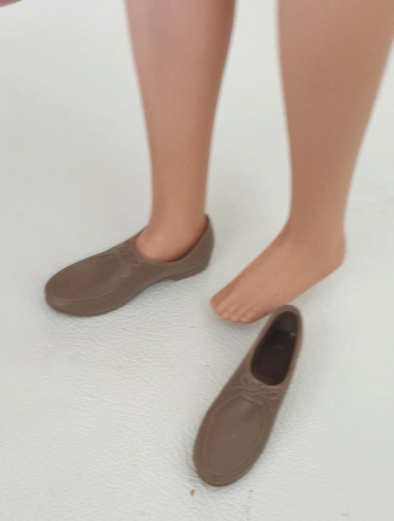 (Barbie) KEN flexible taupe schoenen gemerkt Japan, Ophalen of Verzenden, Accessoires