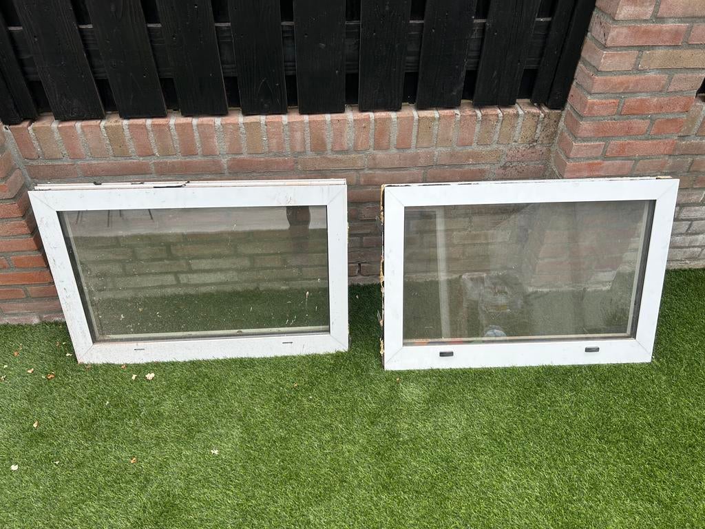 Kunststof kozijnen 88x60cm met dubbel glas, Doe-het-zelf en Verbouw, Kozijnen en Schuifpuien, Ophalen, Zo goed als nieuw