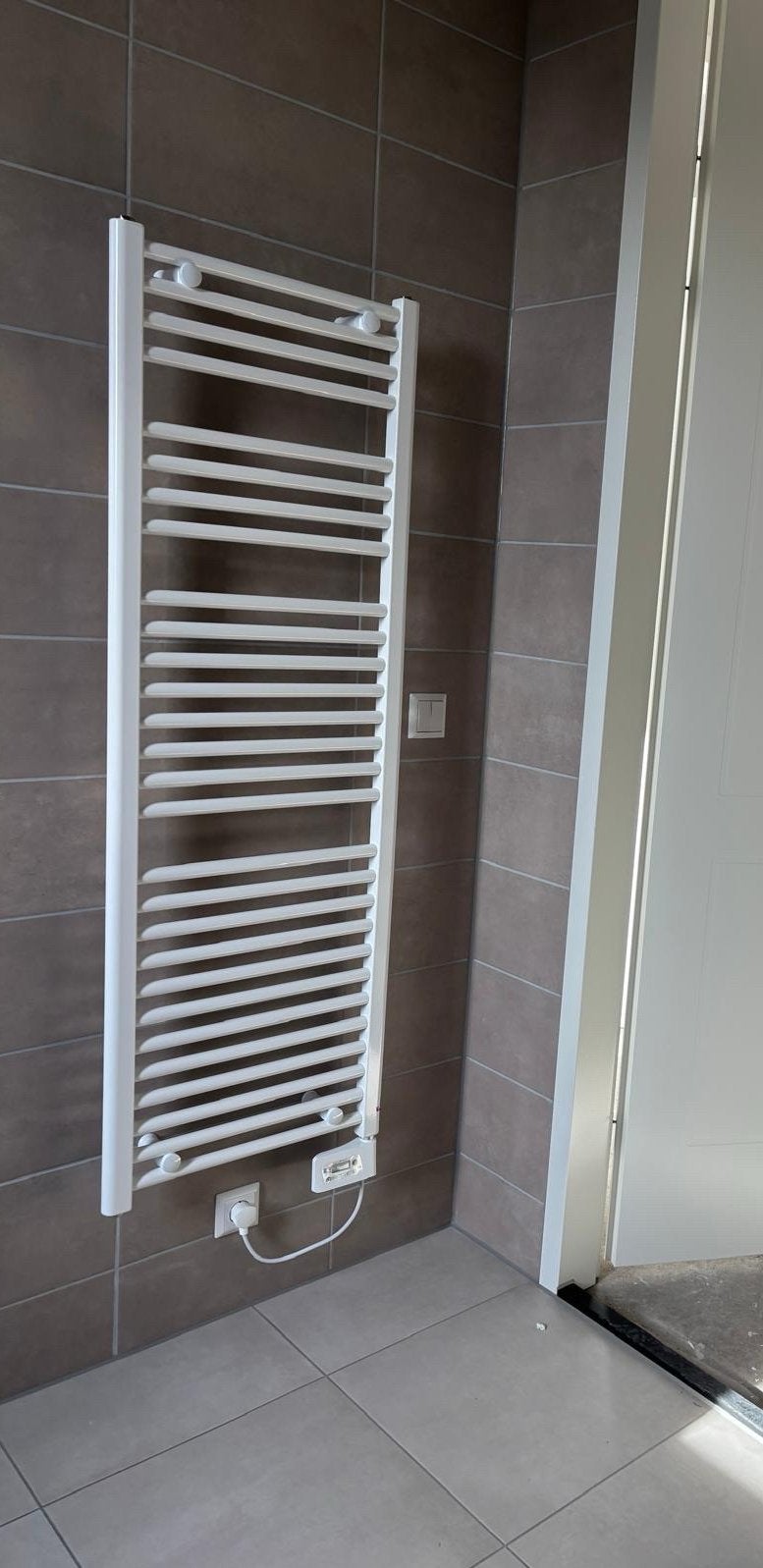 Nieuw in doos: elektrische handdoekradiator 1411x495mm, 700W, Ophalen, 500 tot 800 watt, Radiator, Nieuw