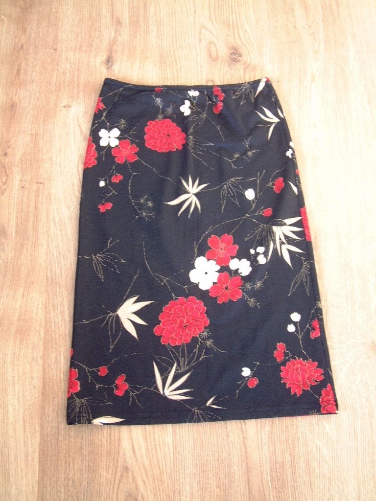 nette rok Clockhouse maat 34 zwart rode en witte bloemen, Overige kleuren, Ophalen of Verzenden, Zo goed als nieuw, Knielengte
