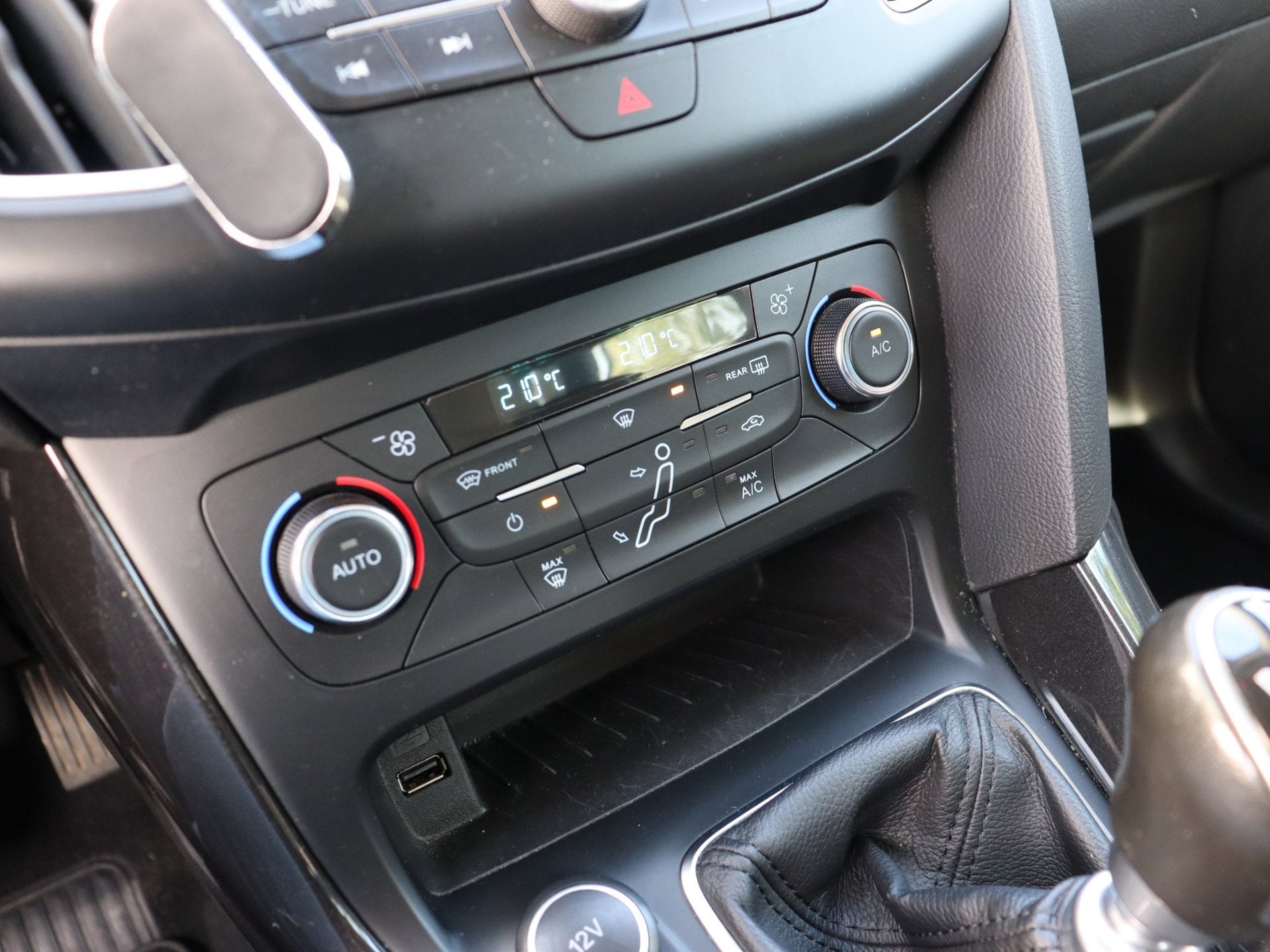 Foto 15 van Ford Focus Wagon 1.5 TDCI Titanium navi LM 4-deurs org NL