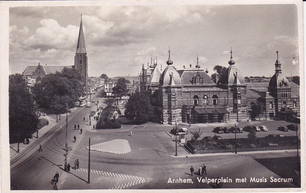 Arnhem. Ansichtkaart.  Velperplein met Musis Sacrum **, Ophalen of Verzenden, 1940 tot 1960, Ongelopen, Gelderland