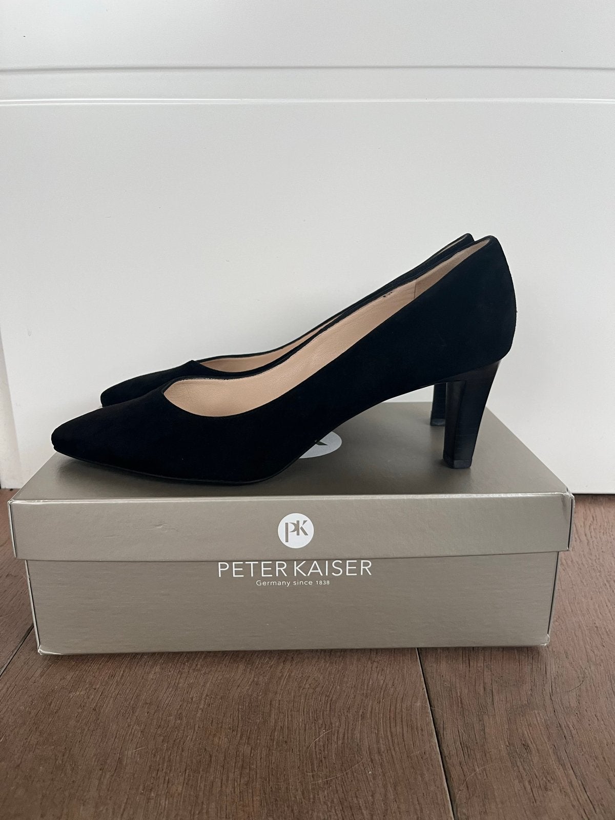 Peter Kaiser Zwarte Suede Pumps - Maat 41, Kleding | Dames, Schoenen, Pumps, Zwart, Nieuw, Ophalen of Verzenden