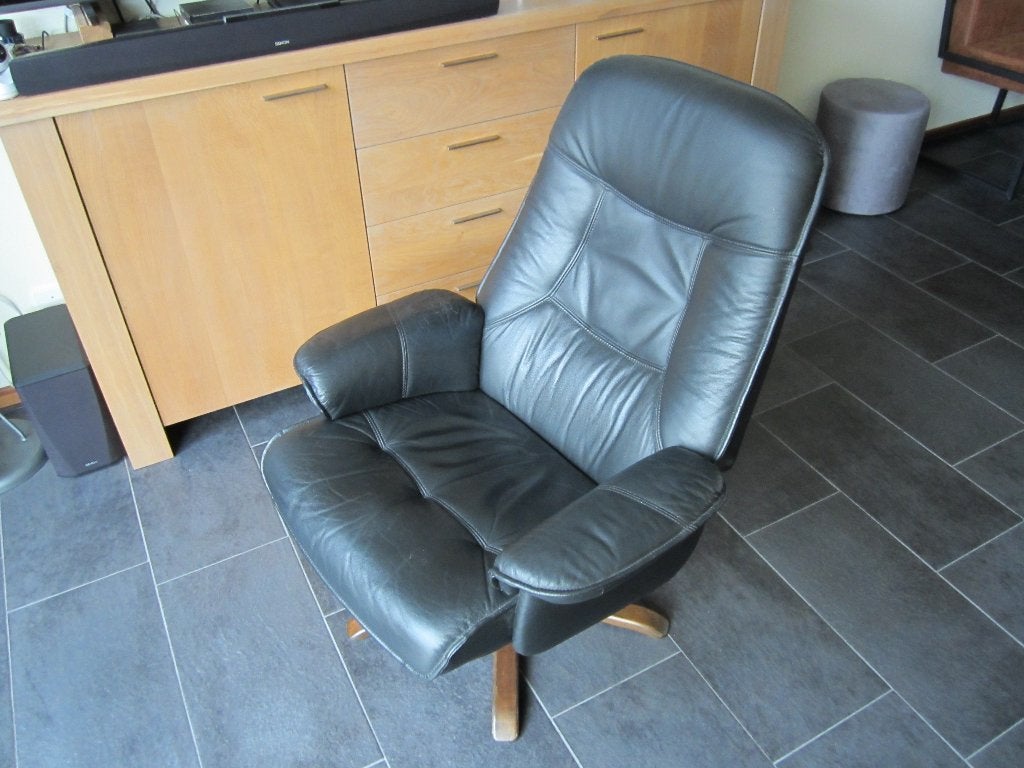 Zwarte draaistoel met houten poten en verstelbare rug, Huis en Inrichting, Fauteuils, 75 tot 100 cm, Zo goed als nieuw, 75 tot 100 cm