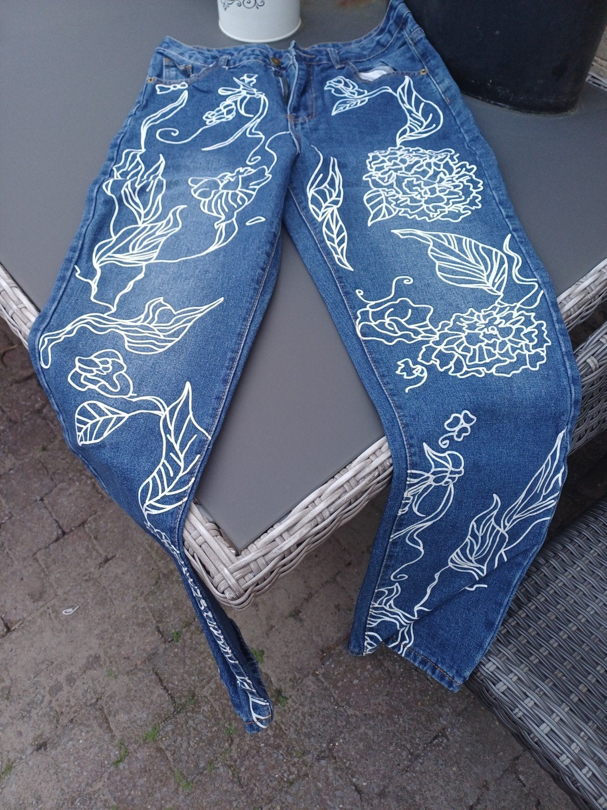 Unieke spijkerbroek met handgeschilderde bloemen, Blauw, Overige jeansmaten, Ophalen of Verzenden, Onbekend
