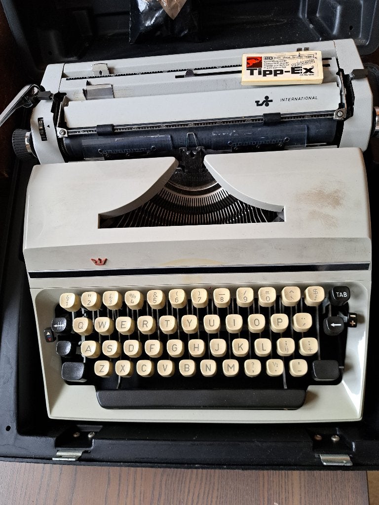 Vintage typemachine International Scheidegger+hoes en koffer, Diversen, Typemachines, Ophalen of Verzenden, Gebruikt