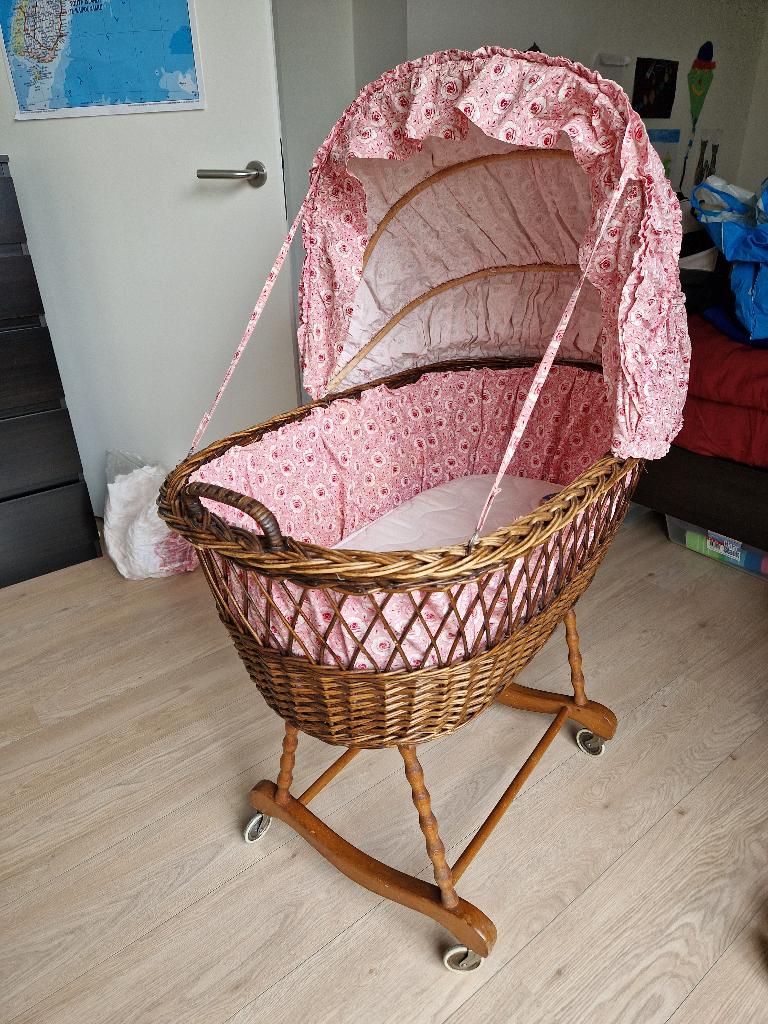 Klassieke rieten babywieg op wieltjes, Kinderen en Baby's, Babywiegjes en Ledikanten, Ophalen, Gebruikt, Wieg