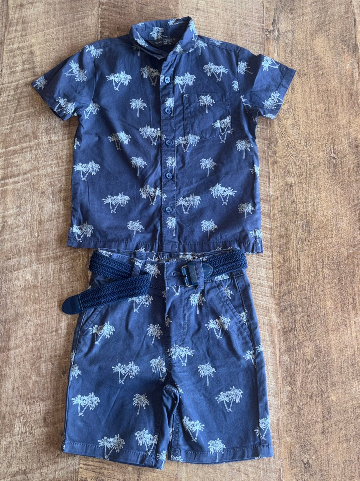 Zomerset jongen blauw met palmboompjes en riem maat 104, Ophalen of Verzenden, Zo goed als nieuw, Jongen, Jas