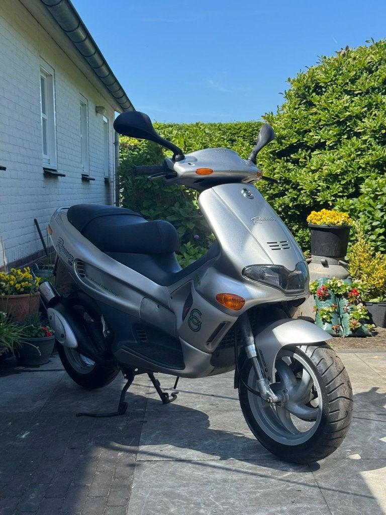 ⭐️Gilera runner 50cc dd zilvergrijs 2 takt nieuwstaat⭐️, Fietsen en Brommers, Scooters | Piaggio, Niet ingevuld, Niet ingevuld