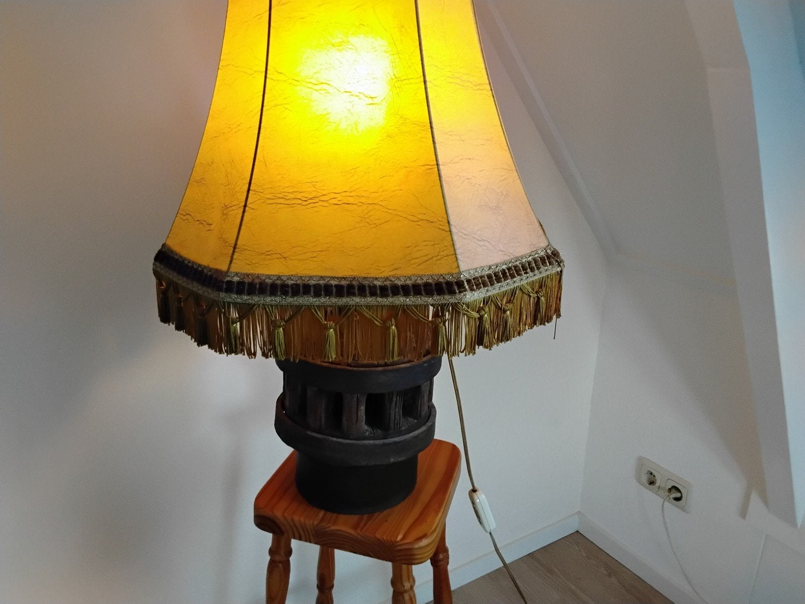 Vintage vloerlamp met unieke houten voet en franjes, Ophalen