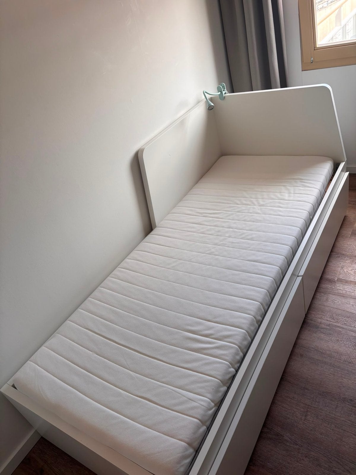 IKEA Flekke bed met 2 lades en hoofdeinde - 90x200 cm, Huis en Inrichting, Ophalen, 90 cm, Eenpersoons, Wit