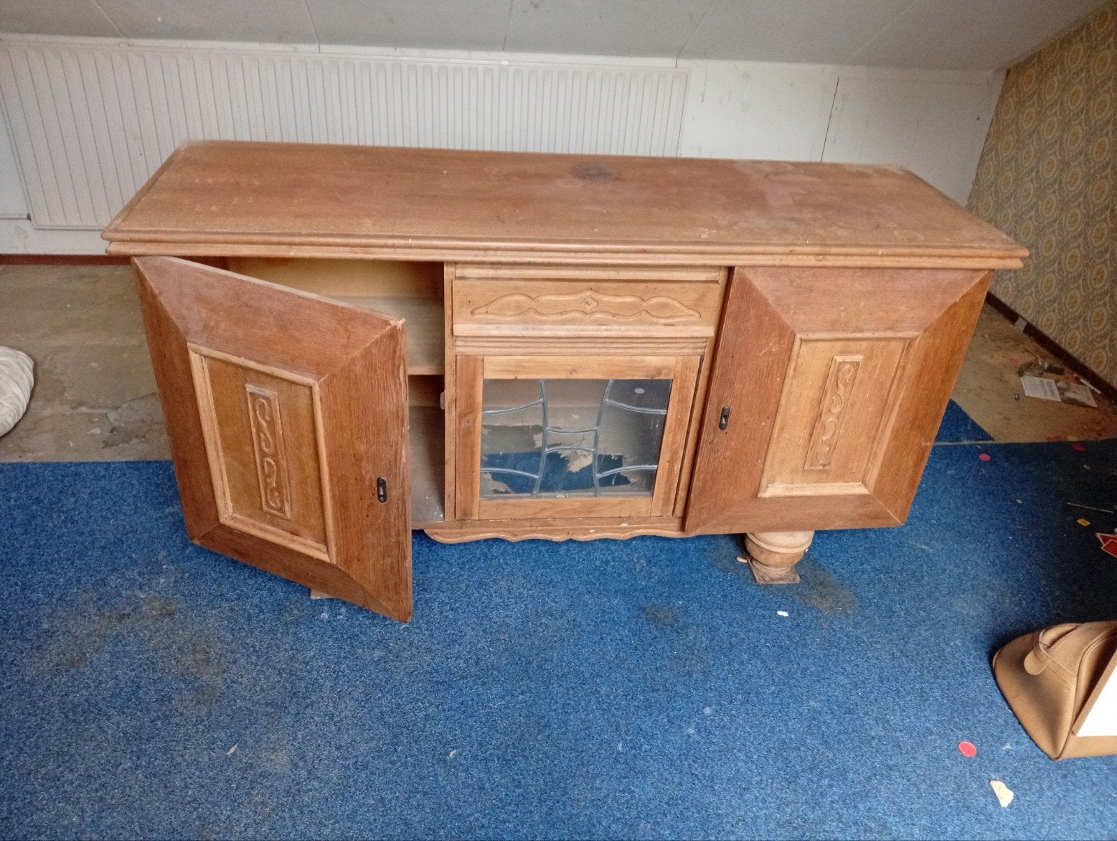 Oude houten dressoir met beschadigd glas en bodem, Antiek en Kunst, Antiek | Meubels | Kasten, Ophalen of Verzenden