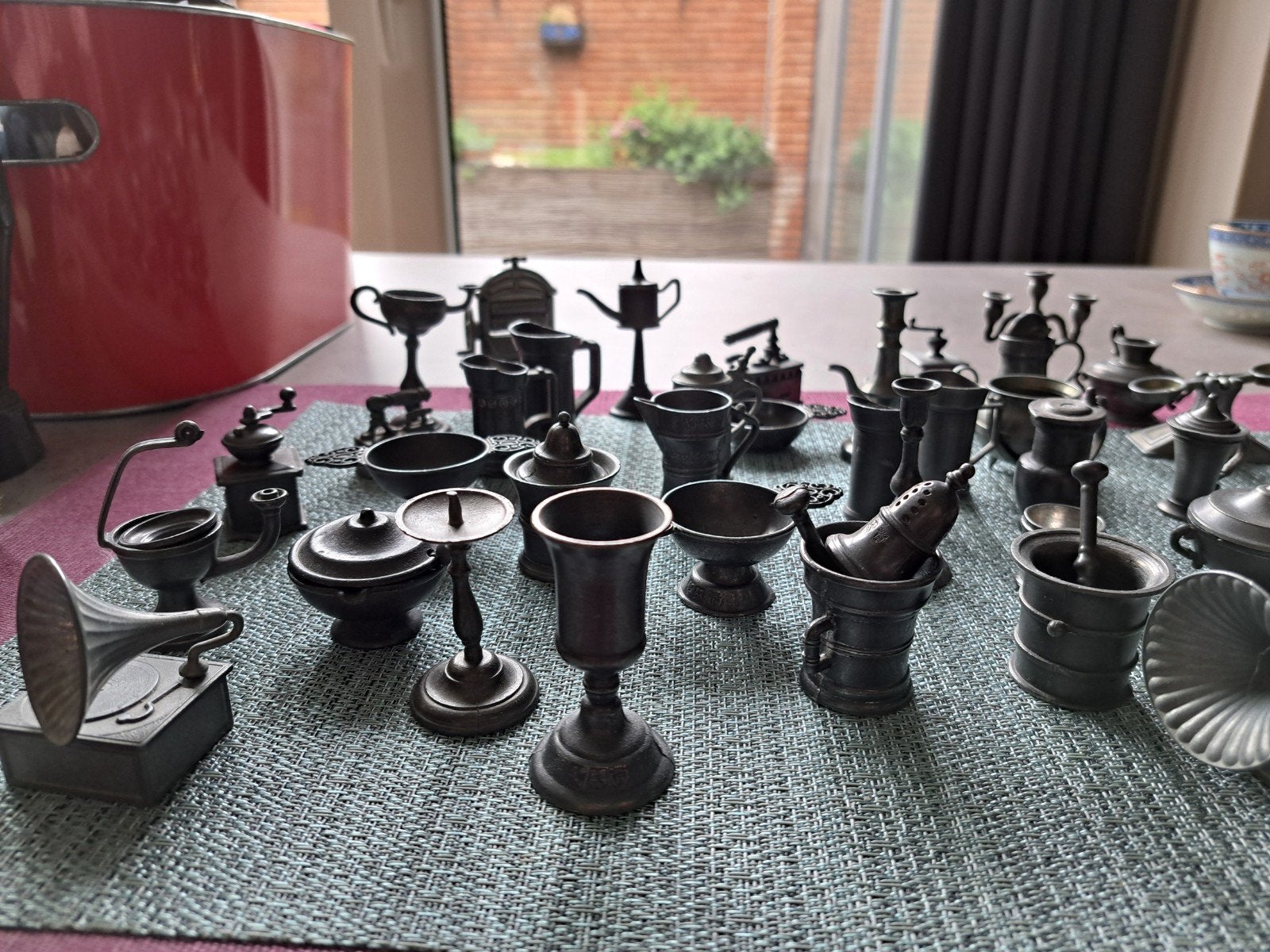 Verzameling van miniatuur tinnen letterbak items, Ophalen