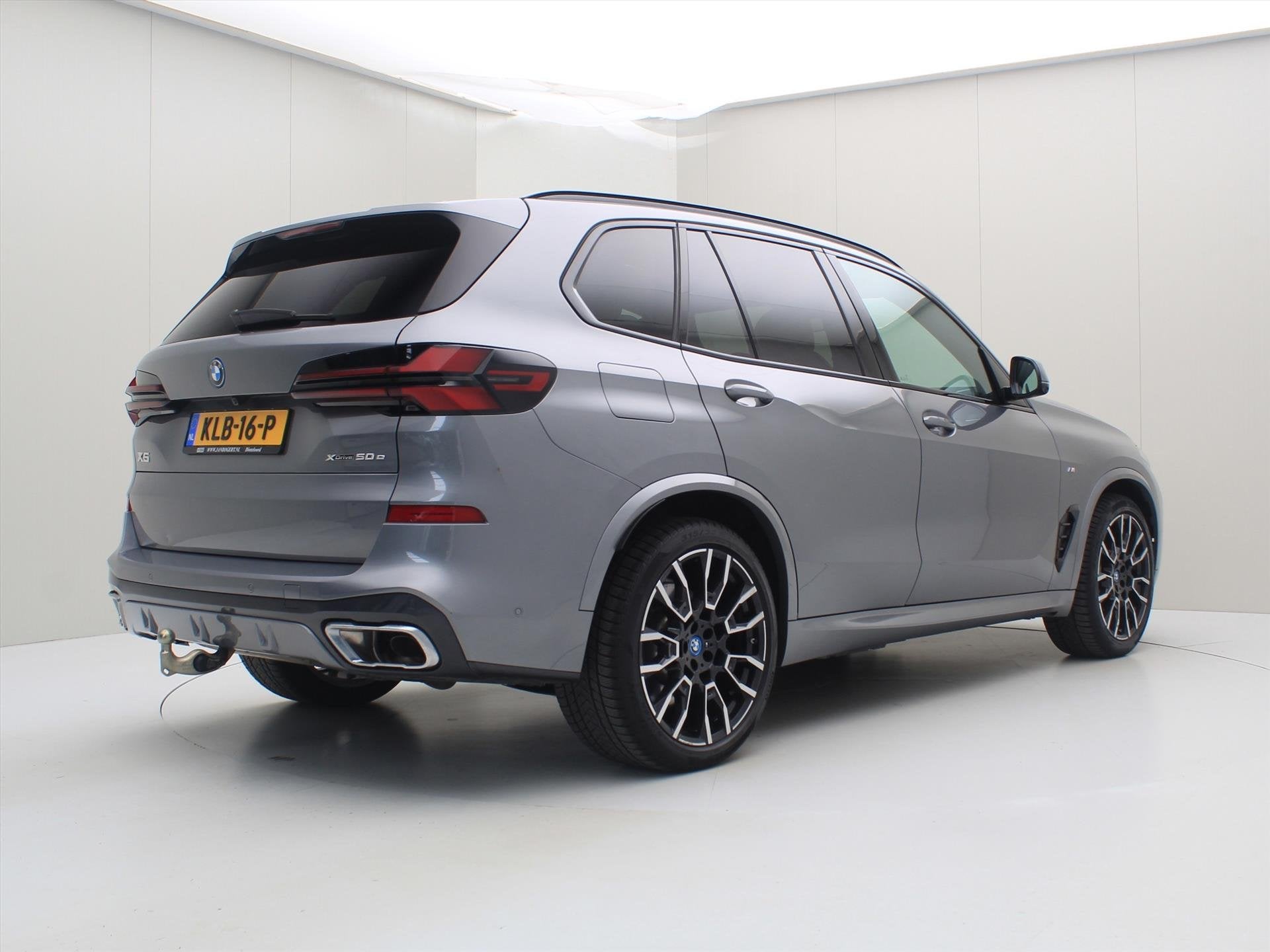 BMW X5 xDrive50e 490pk Automaat M-Sport [ LUCHTVERING+TREKHA, Auto's, Dealer onderhouden, Gebruikt, 2395 kg, Vierwielaandrijving