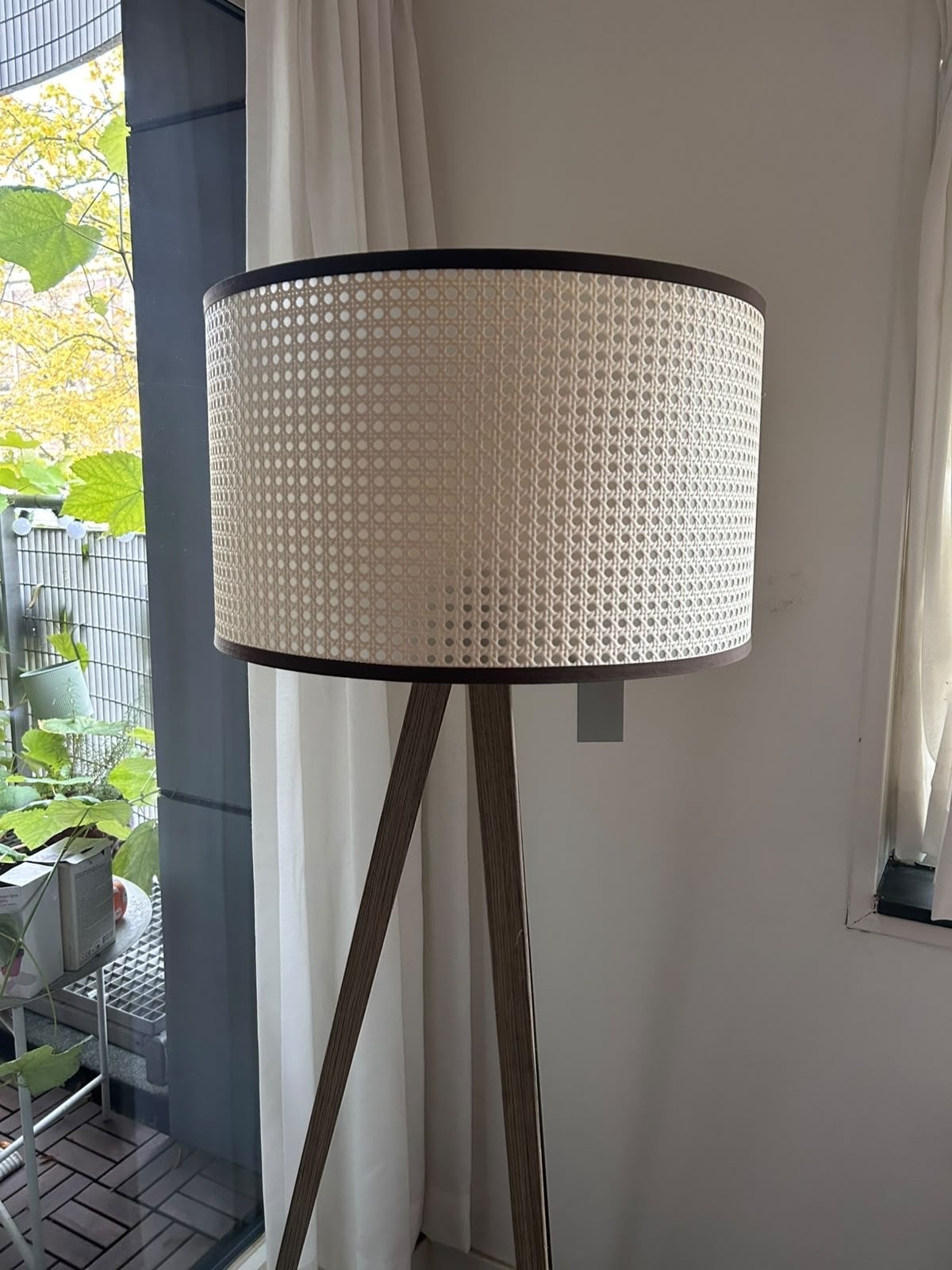 Stijlvolle staande lamp met rotan kap van Zuiver, Huis en Inrichting, Ophalen, Gebruikt, Hout, 150 tot 200 cm