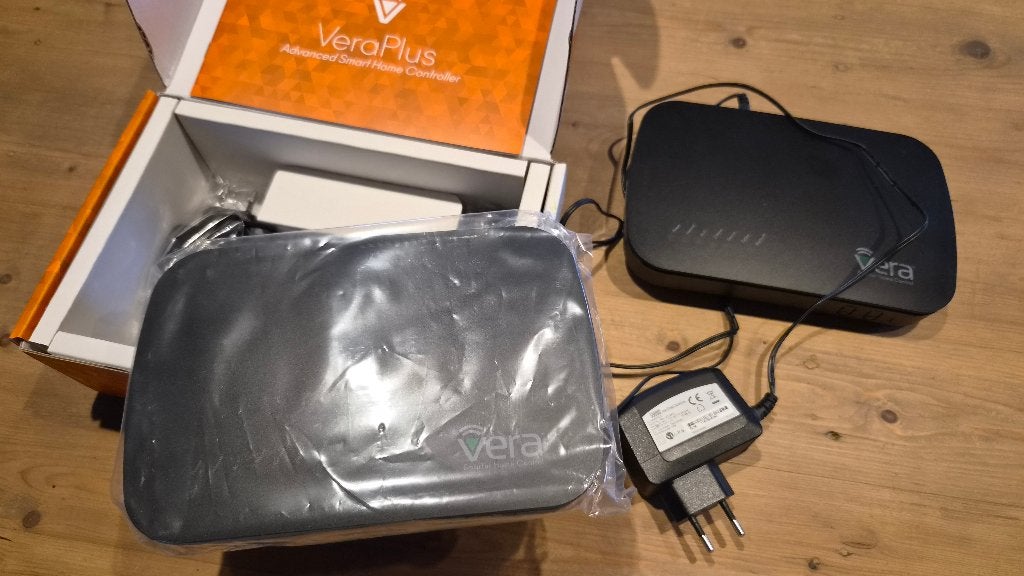 Vera Plus home controller (2x), Computers en Software, Ophalen of Verzenden, Nieuw, Router, Overige merken