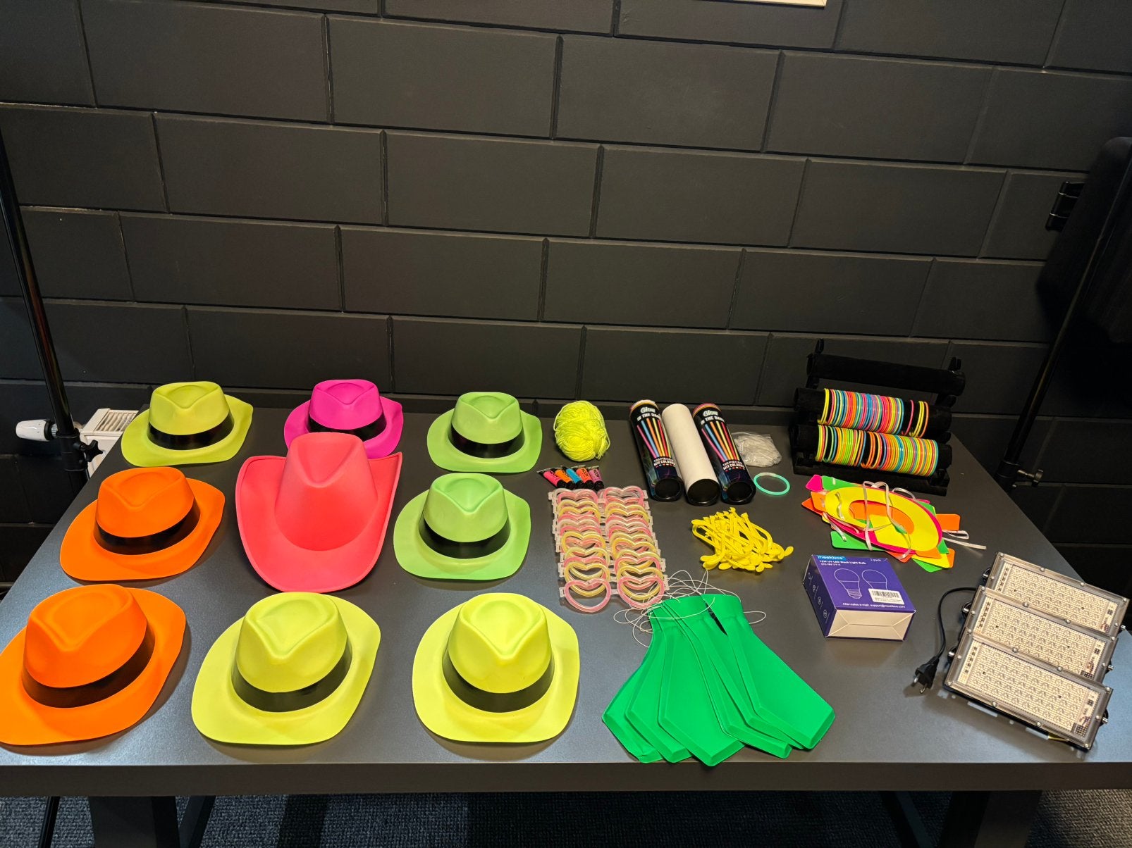 Glow in the dark party set (BlackLight), Ophalen of Verzenden, Gebruikt, Feestartikel, Overige