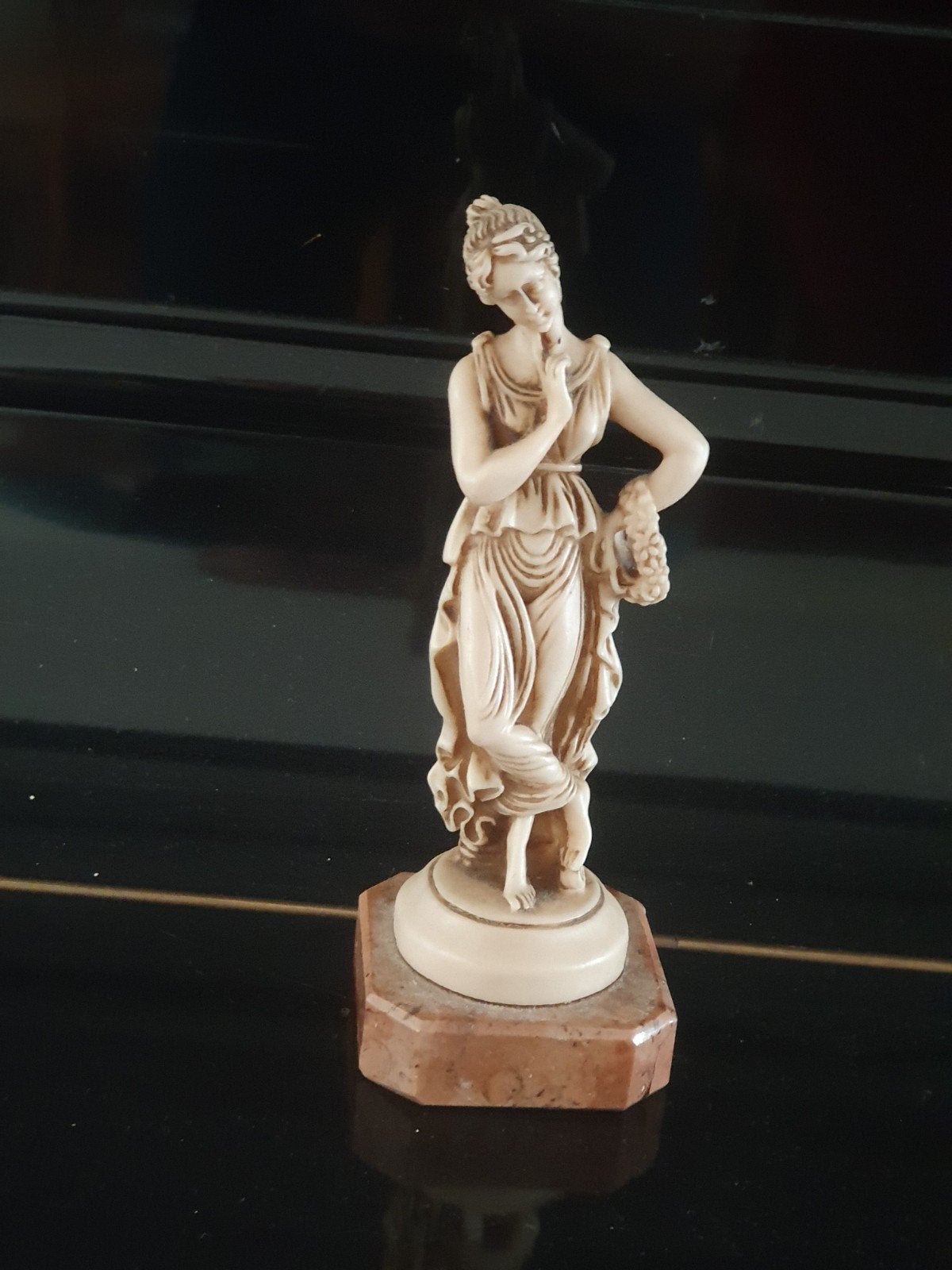 Klassiek beeldje dame / danseres  marmeren voet, Ophalen