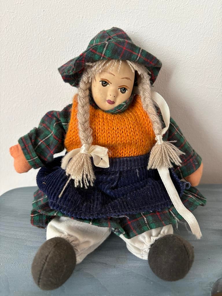 Vintage pop met keramieken hoofd en Schotse ruit en vlechten, Ophalen of Verzenden, Gebruikt, Overige typen