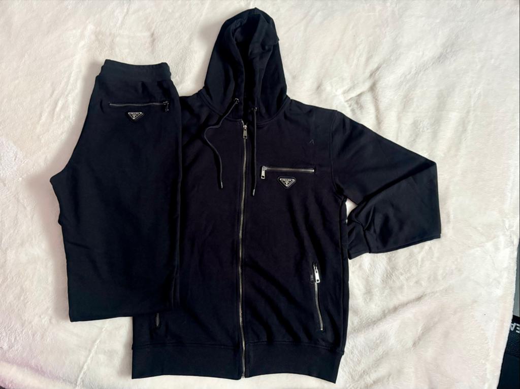 Prada Trainingspak Maat L - Zwart, Kleding | Heren, Sportkleding, Zo goed als nieuw, Algemeen, Maat 52/54 (L), Zwart, Ophalen of Verzenden