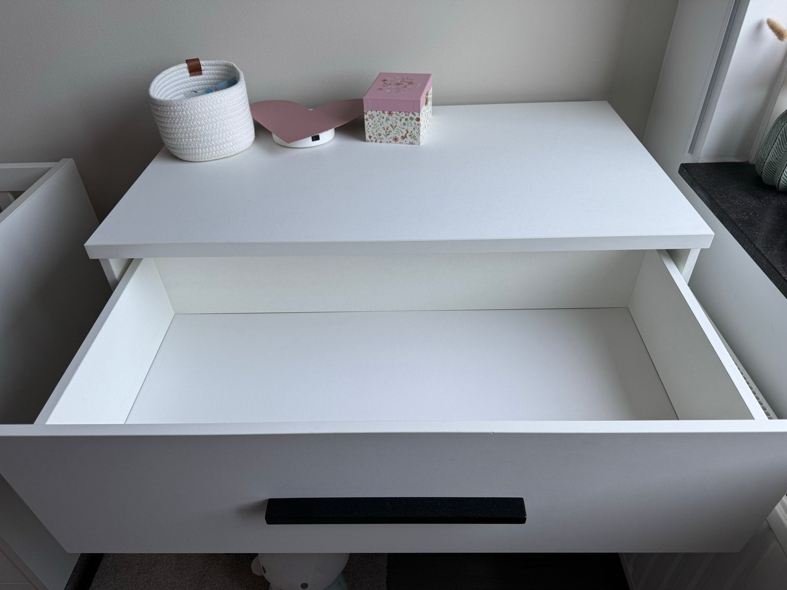 Witte Babykamer: Ledikant met matras, commode en kledingkast, Ophalen, 70 tot 85 cm, 140 tot 160 cm, Zo goed als nieuw