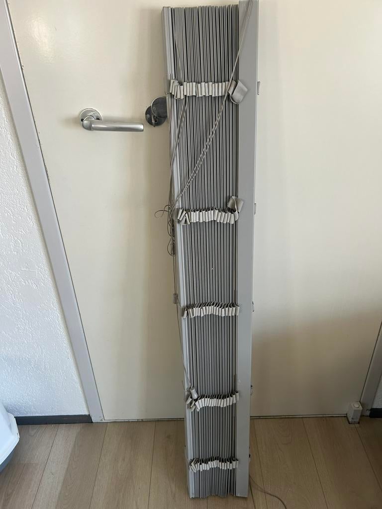 Luxaflex breede lamellen, Ophalen, Zo goed als nieuw, Grijs