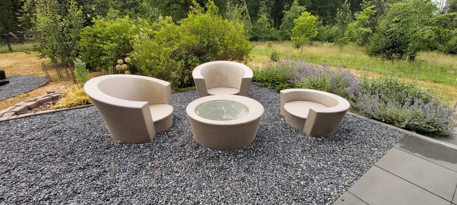 Loungeset met 3 stoelen en salontafel en loveseat.Verrijdbaa, Ophalen, Gebruikt
