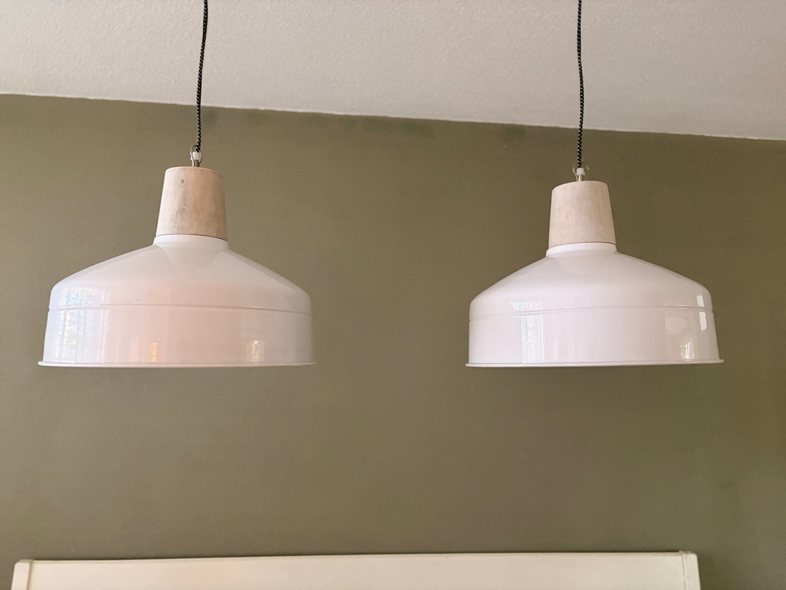 Twee grote witte hanglampen met houten detail, Ophalen, Gebruikt, Metaal, E27 (groot)