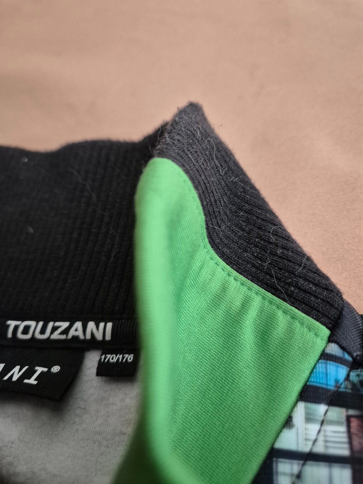 Touzani trainingsjas  maat 170/176, Ophalen, Zo goed als nieuw, Jongen, Jas