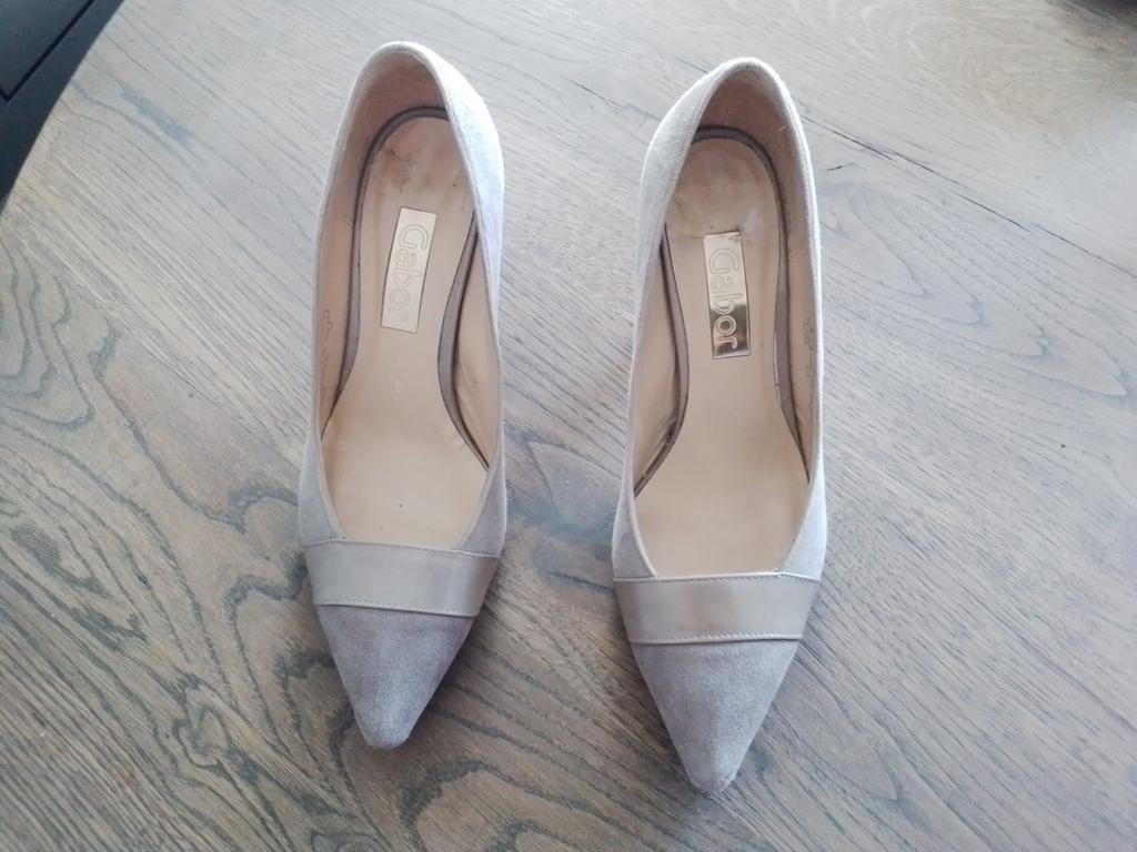 Gabor suède pump met lakleren band - maat 38, Pumps, Beige, Gabor, Ophalen of Verzenden