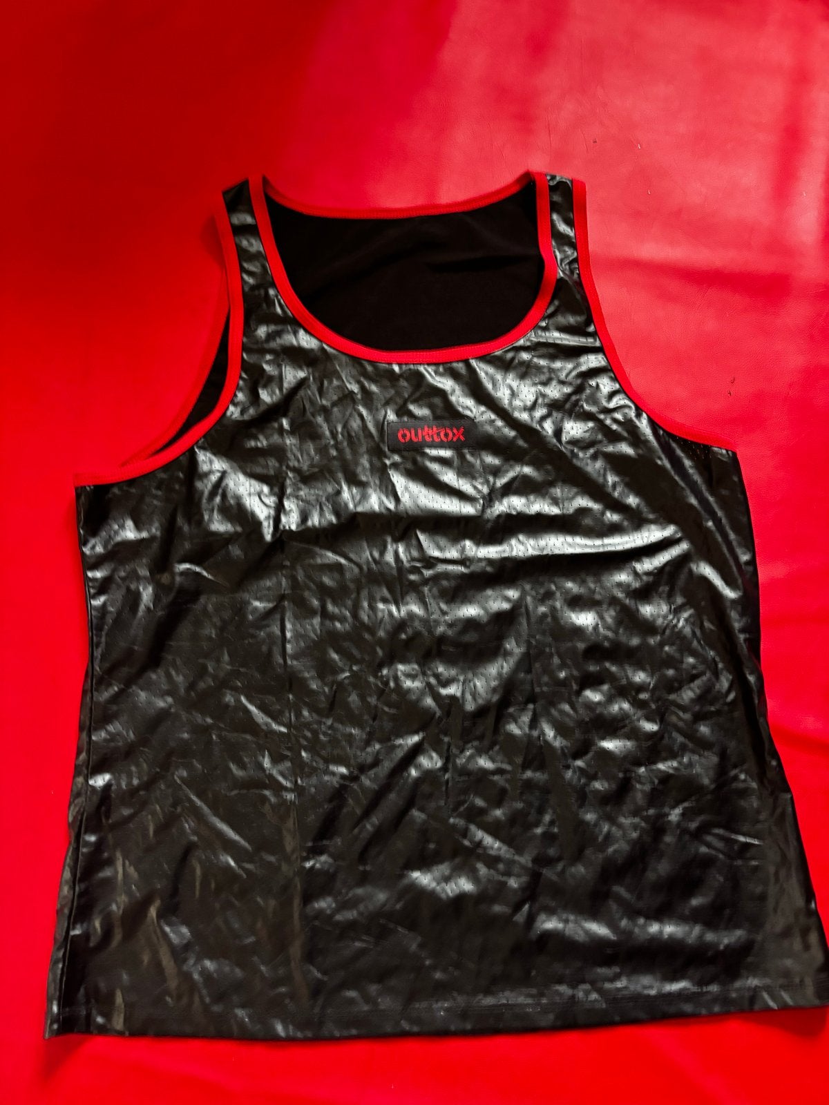 Outtox geperforeerde leatherlook topje met rode piping, Ophalen of Verzenden, Zo goed als nieuw