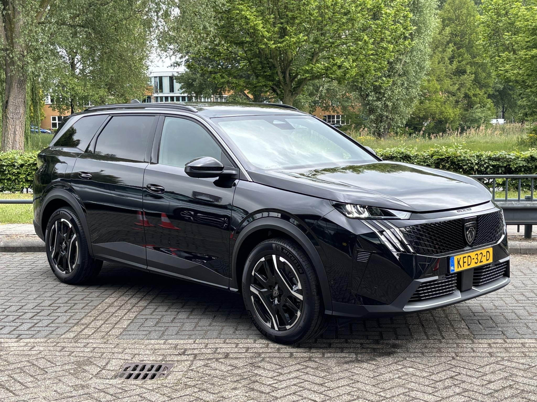 Peugeot 5008 1.6 Plug-in Hybrid 195 Allure 7p 360 Camera Sto, 4 cilinders, Zwart, Hybride Elektrisch/Benzine, 1968 kg