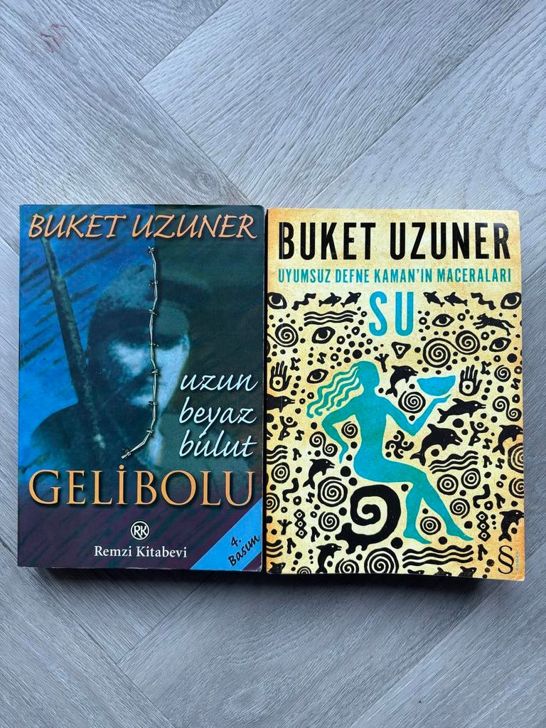 Buket Uzuner Boeken: Gelibolu & Su (Turkse Romans), Boeken, Overige Boeken, Ophalen of Verzenden, Gelezen